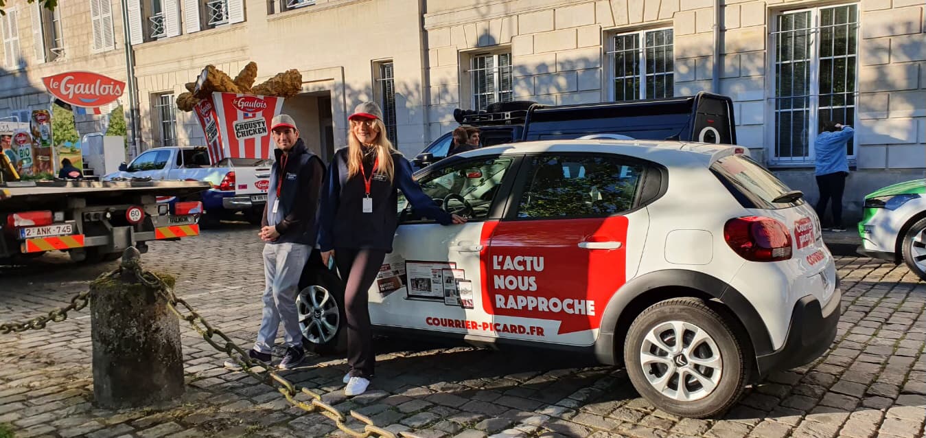 Marie Boquillon devant la voiture du Courrier Picard, L'actu nous rapproche