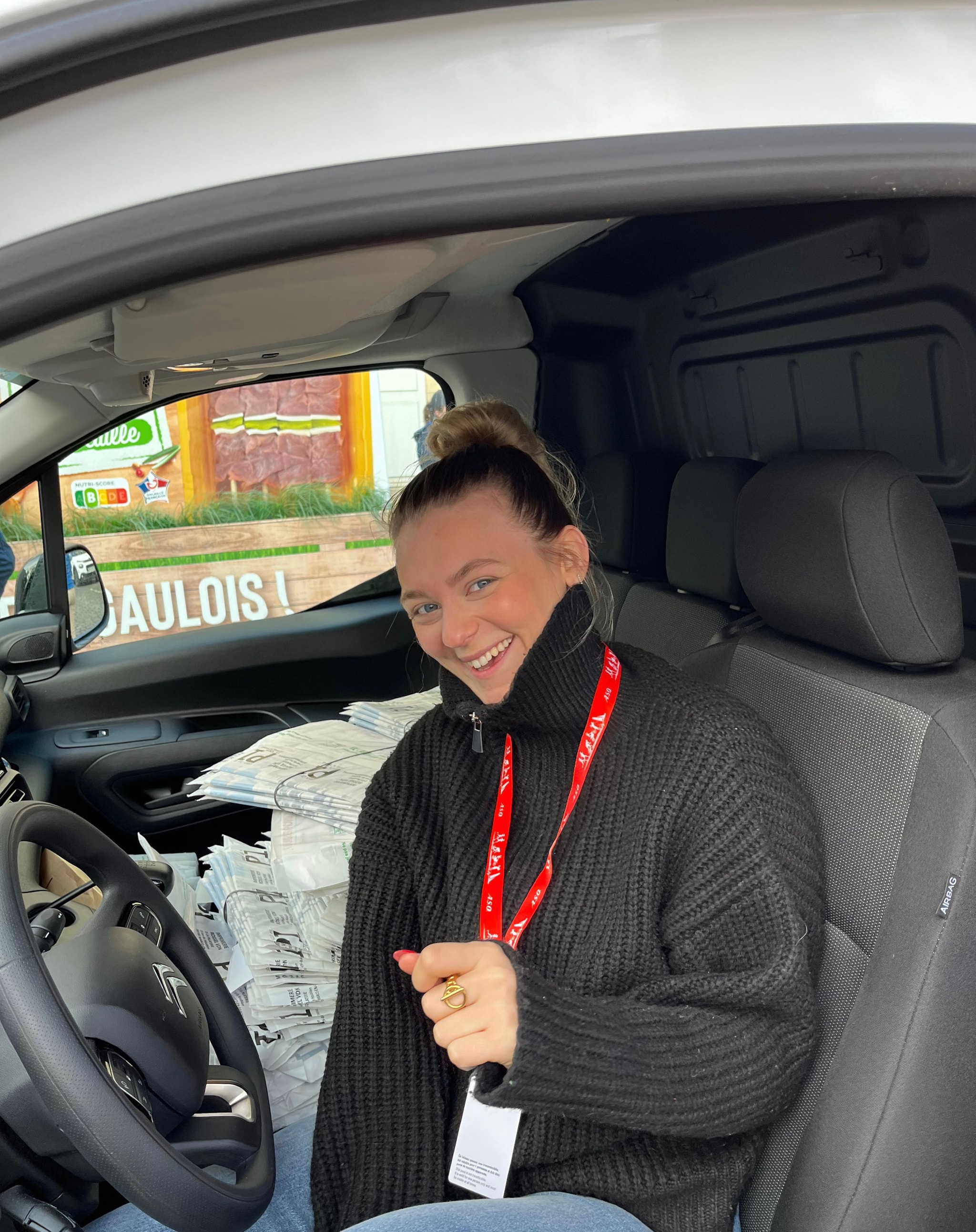 Distribution de goodies aux spectateurs du Paris-Roubaix — Courrier Picard