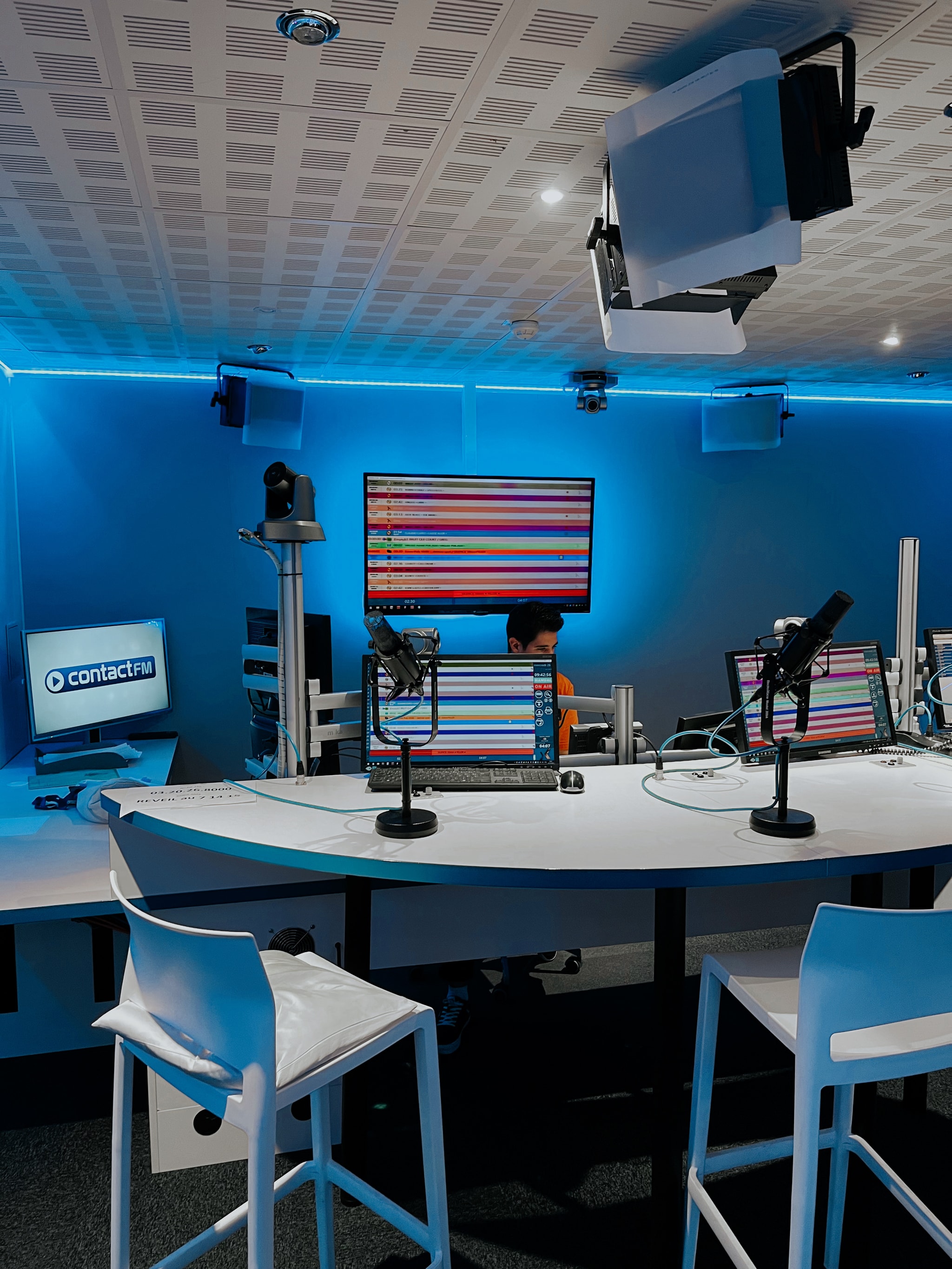 Studio radio Contact FM — partenariat média Courrier Picard